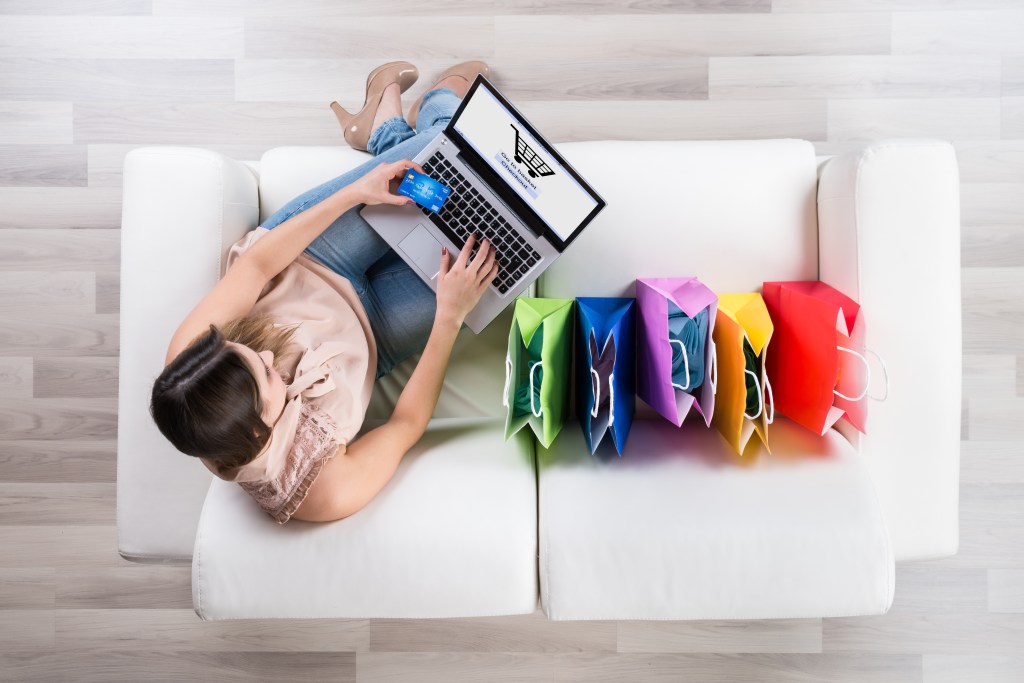 E-commerce e donna con acquisti sul divano