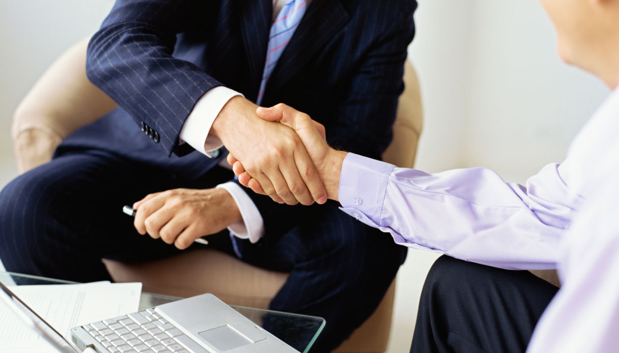 Due persone in affari si stringono la mano dopo aver siglato un contratto