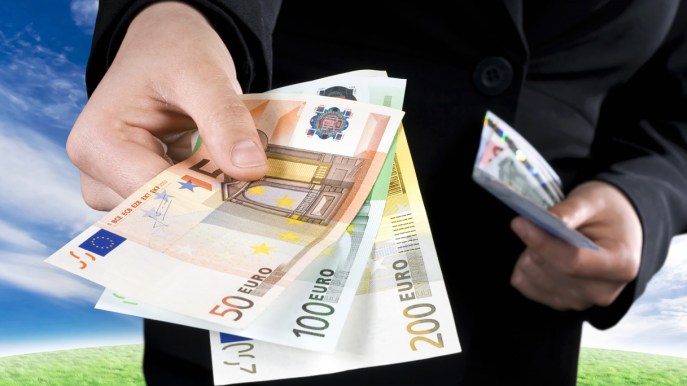Limite contanti, dietrofront: resta a 2.000 euro anche nel 2022