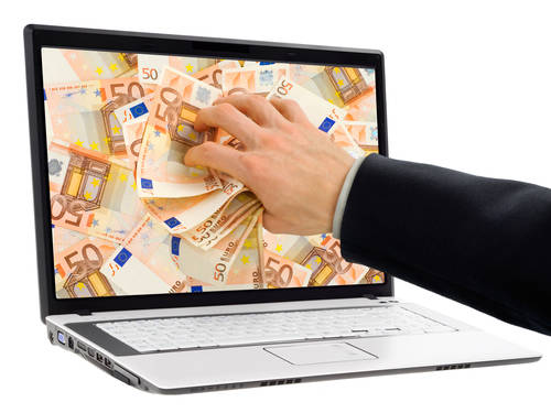 Uomo afferra banconote da 50 euro sullo schermo di un PC