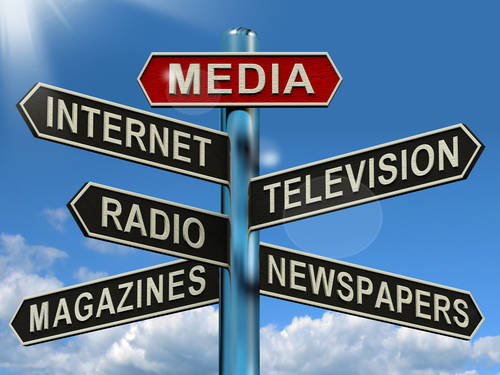 Cartello con direzioni Media, Internet, Television, Radio, Magazines e Newspapers