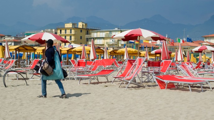 Multe fino a 7mila euro in spiaggia a chi compra dagli ambulanti