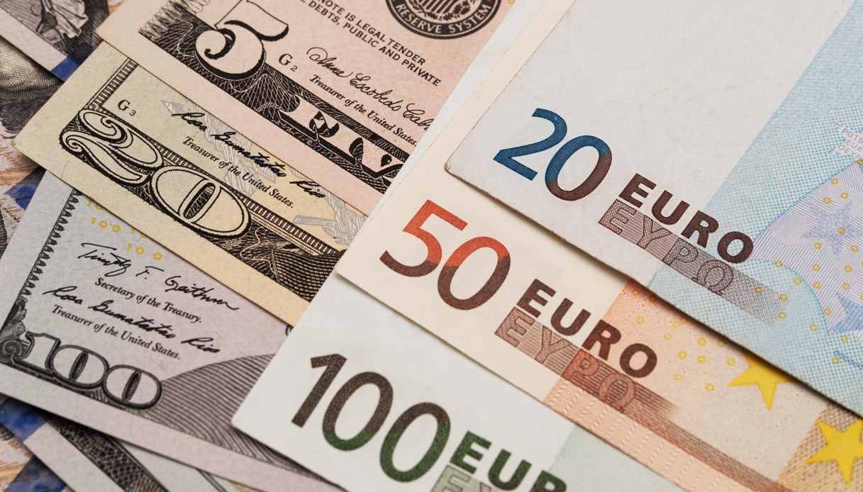 Dollaro sempre più forte, euro sempre più debole: cosa può