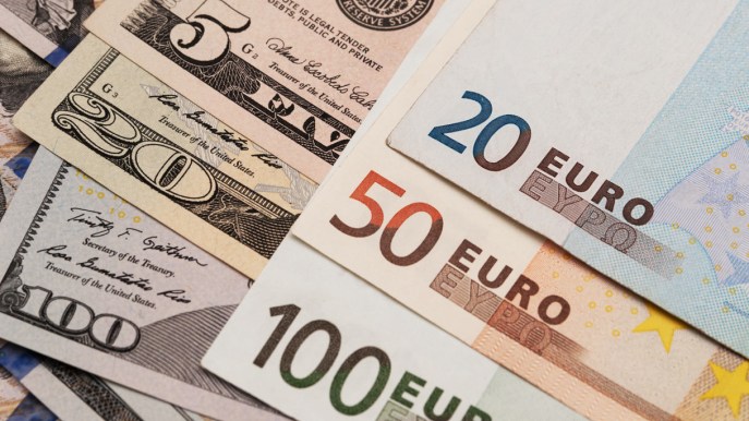 L’Euro crolla ai minimi sul dollaro: cosa può succedere ora