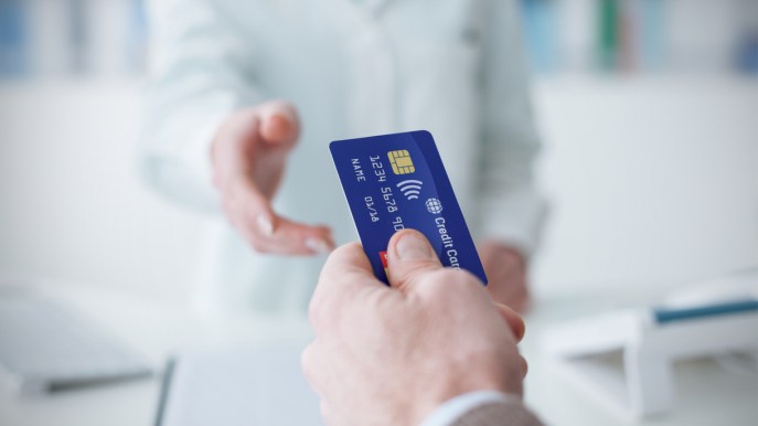 Stop al contante, rimborsi per chi paga con bancomat e carta di credito