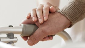 Caregiver, a chi spetta il contributo di 800 euro: requisiti e domanda