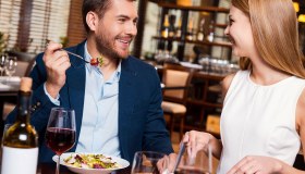 Il galateo al ristorante: ecco 8 regole da rispettare