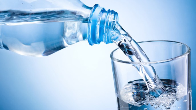 Il business dell’acqua in bottiglia, le aziende pagano solo 1 millesimo di euro al litro