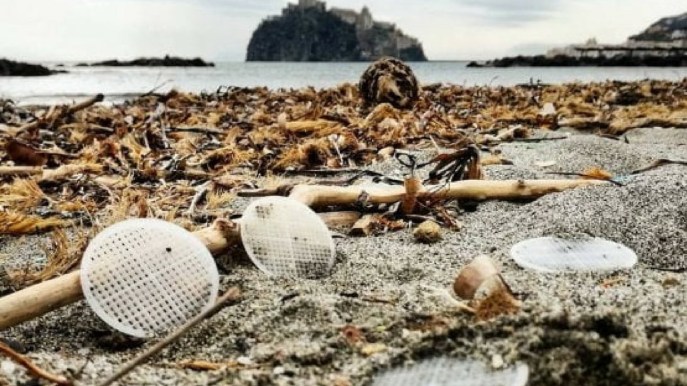 Il mistero dei dischetti di plastica sulle spiagge laziali e campane