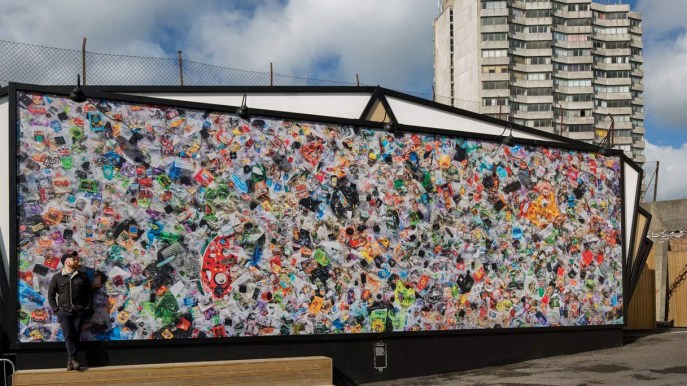 Mette da parte per un anno la plastica che usa (4.490 oggetti). Poi ne fa un murales