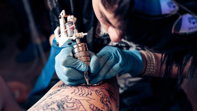 Mestieri artigiani sotto il segno del cambiamento: boom di tatuatori e giardinieri, sempre meno elettricisti