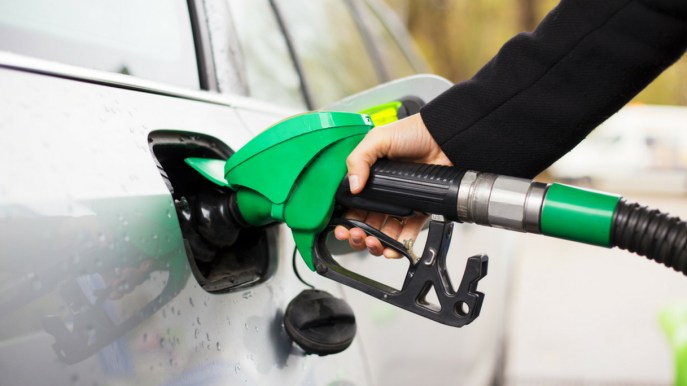 Caro benzina, la GDF intensifica i controlli: come riconoscere le truffe nei distributori