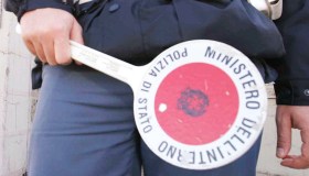 Cosa si rischia girando con la targa sporca o contraffatta?