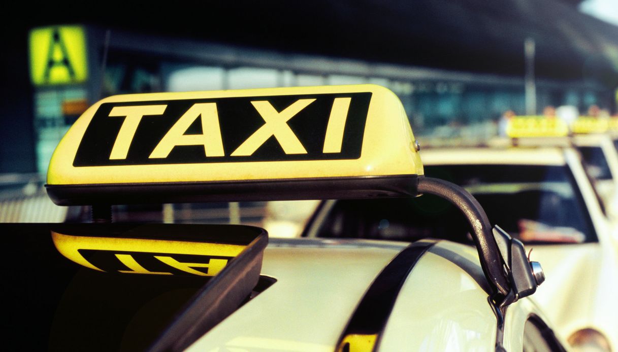 Такси анапа телефон для заказа. Такси Сатурн Анапа. Такси в Германии. Такси Сатурн Анапа номер. Фото такси Анап.
