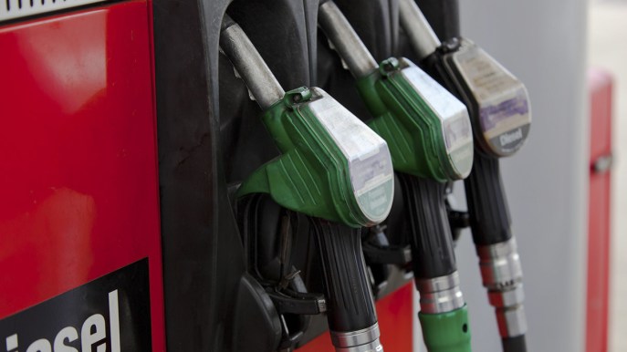 Petrolio in caduta libera: perché non si riducono benzina e gasolio?