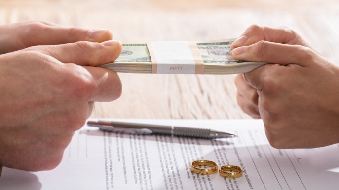 Divorzio: no all’assegno per l’ex coniuge che convive con un altro