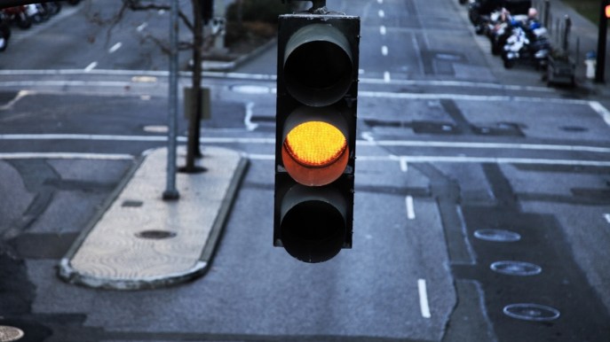 Multe al semaforo anche con il giallo: altra “stangata” sugli automobilisti