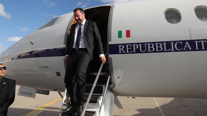 Voli di stato, Salvini indagato: “Possibile abuso d’ufficio”