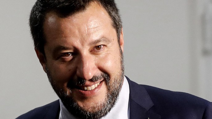 Flat Tax con “sforbiciata” al Reddito: il piano di Salvini