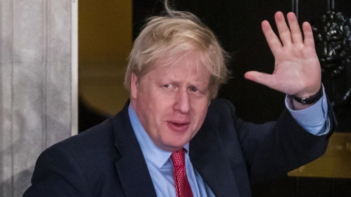 Boris Johnson si dimette, Mosca esulta: “Fuori uno”
