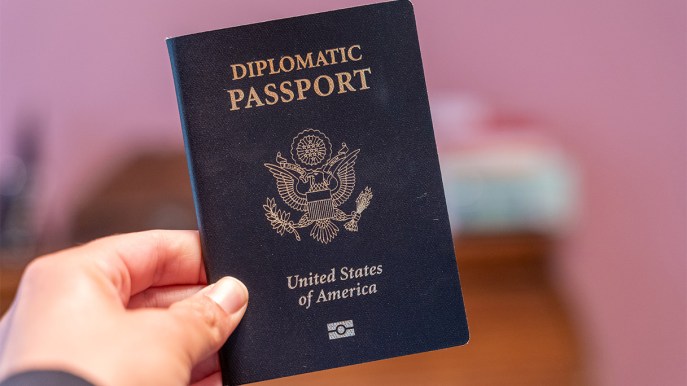 Passaporto diplomatico: ecco quali sono i vantaggi e i privilegi