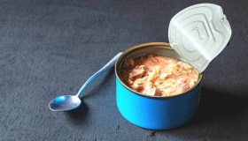 Dopo le uova contaminate tocca al tonno: ritirato famoso marchio per presenza di plastica blu