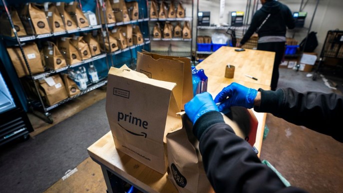 La scelta di Amazon: nei magazzini solo prodotti necessari. Ecco l’elenco