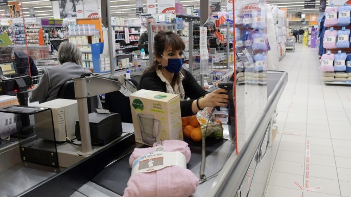 Nei supermercati vietata la vendita di quaderni e biancheria, scoppia la polemica