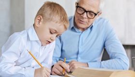 Bonus baby sitter, come richiederlo per nonni e parenti