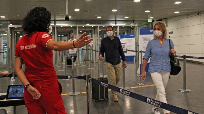 Tamponi a chi torna da Spagna, Grecia, Malta e Croazia: la situazione negli aeroporti