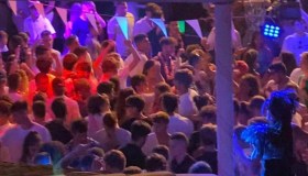 Discoteche, riapertura con capienza limitata e mascherine. Le regole