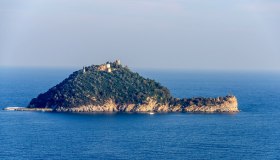 La Gallinara non è più italiana: l’isola-tartaruga venduta a un magnate ucraino per 10 mln