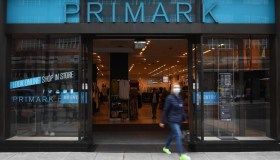A ruba i sandali Primark da 9 euro che sembrano quelli di Prada (da 465)