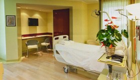 Covid, la suite di Silvio Berlusconi al San Raffaele: 300 metri quadri, 9 stanze e 3 bagni