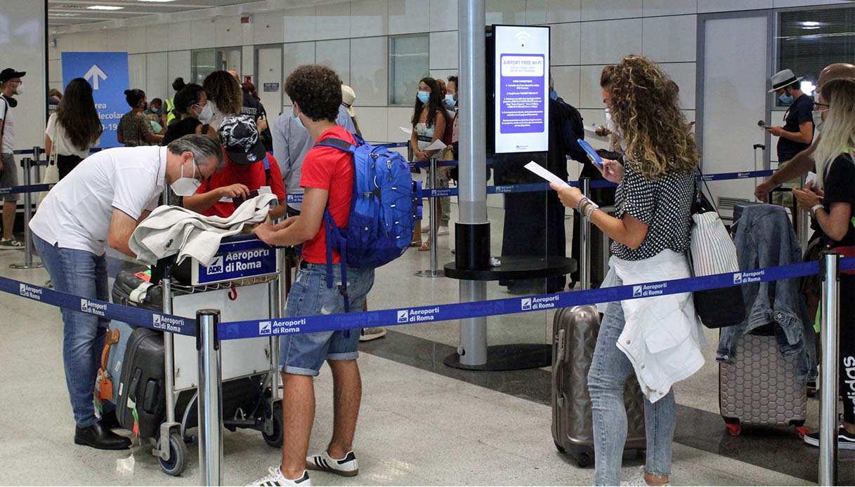Carta d'identità cartacea, stop ai viaggi all'estero dal 3 agosto: come richiedere la CIE