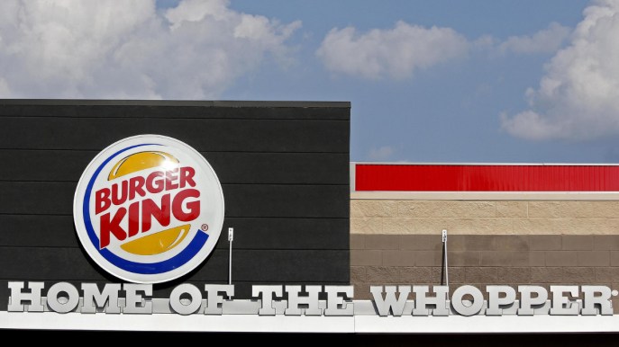 Ma perché Burger King invita i clienti a mangiare da McDonald’s?