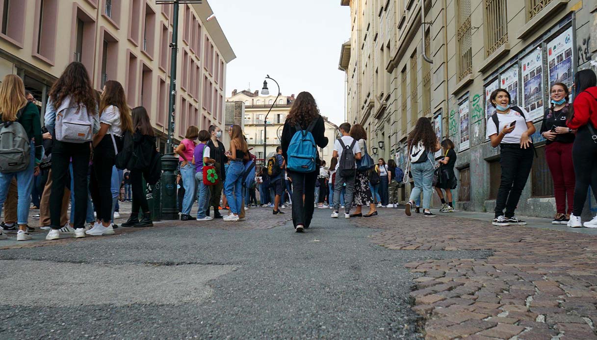 Scuole chiuse in tutta Italia, gravi disagi per le famiglie: i motivi dello sciopero