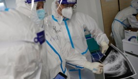 Covid, antinfiammatori per evitare il ricovero: il documento "salvavita" di Remuzzi