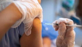 Vaccino Moderna, tutti gli effetti collaterali: comuni, rari e non noti