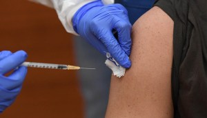 Il caso dell'infermiera morta due giorni dopo il vaccino: cosa sappiamo