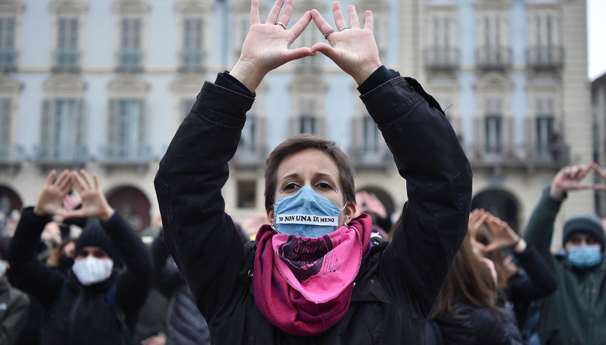 Donne, che lavoro: 257 anni per la parità. Finalmente arriva il taglio Iva agli assorbenti