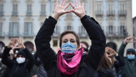 Donne, che lavoro: 257 anni per la parità. Finalmente arriva il taglio Iva agli assorbenti