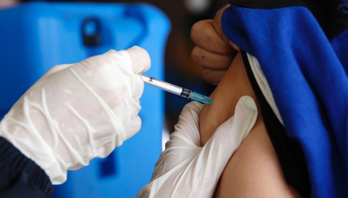 Vaccino Covid, è più efficace se dopo ti senti male? Chi e come sviluppa l’immunità