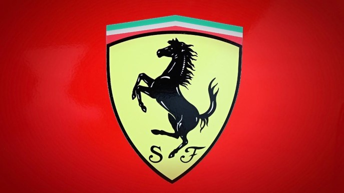 La Ferrari avrà un’auto elettrica: l’annuncio di Elkann e la reazione della Borsa