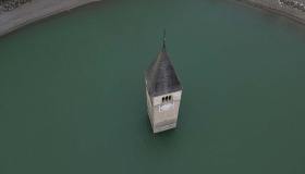 Riaffiora dal lago di Rèsia il paese sommerso di Curon: cosa sappiamo