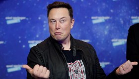 Elon Musk causa il crollo dei bitcoin e perde il 24% del suo patrimonio: cosa è successo