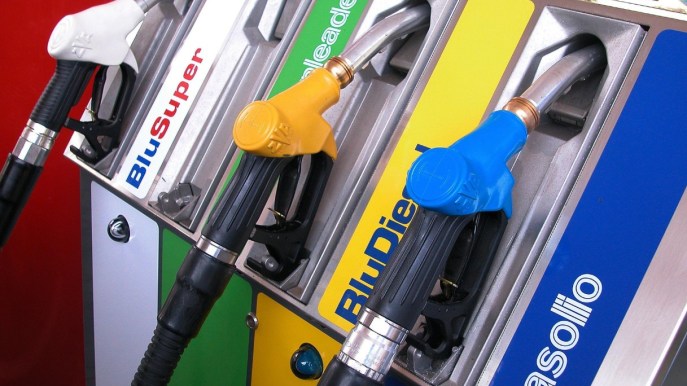 Dal taglio della benzina alle bollette: governo prepara il pacchetto energia