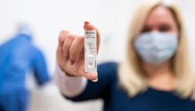 Covid, positivi dopo il vaccino