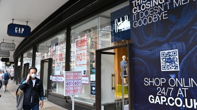 Gap, il colosso della moda chiude 81 negozi a causa del Covid: il piano per l’Italia