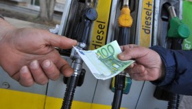 Il diesel costa più della benzina, prezzi dei carburanti alle stelle